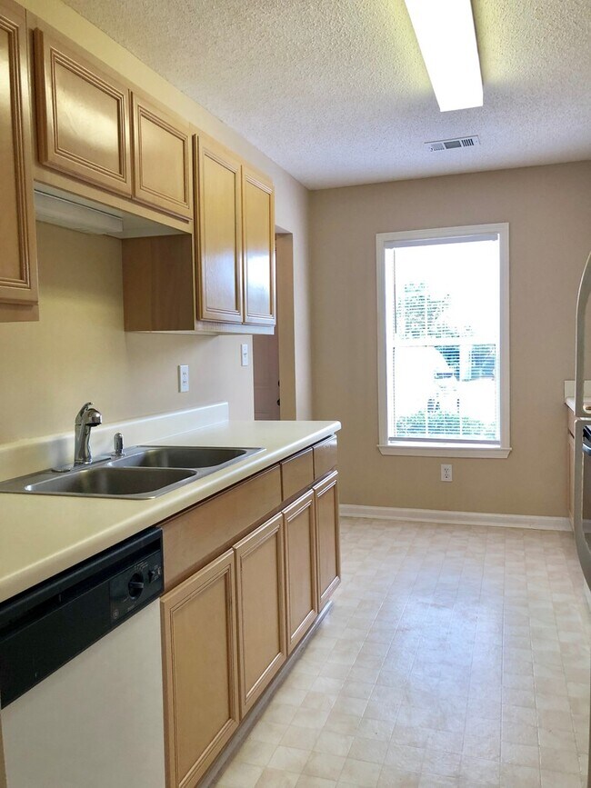 Building Photo - GARDEN HOME IN FOXCROFT COMMUNITY OFF POLO...
