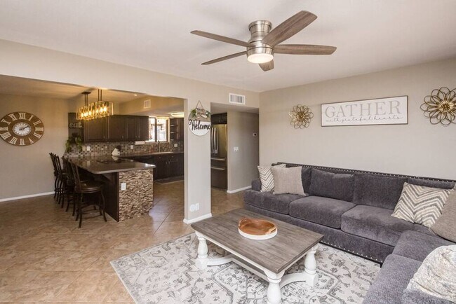 Building Photo - 4 Bedroom Pool Home Located Downtown