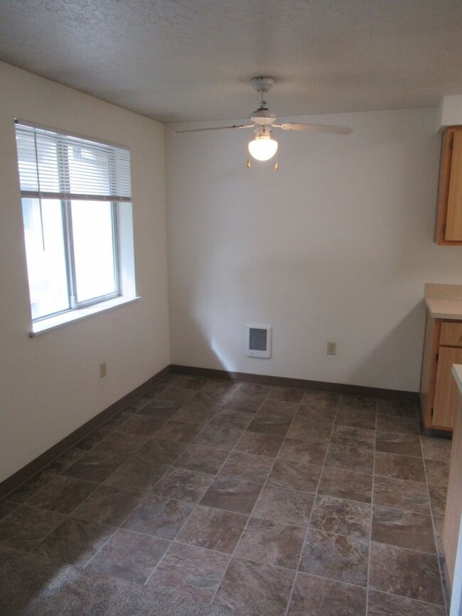Building Photo - Quiet Two Bedroom Apartment in Keizer