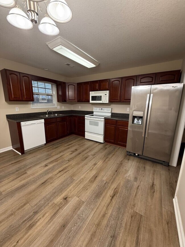 Building Photo - Great Home in Convenient Halls Location