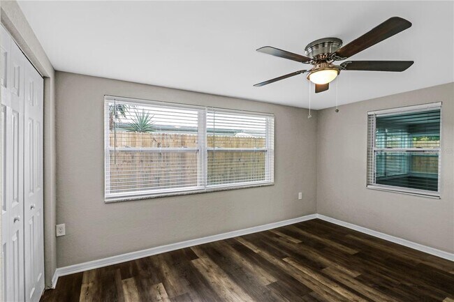 Building Photo - 1415 Classic Dr