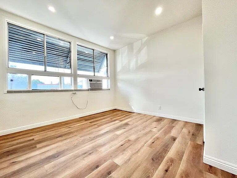 Building Photo - 1034 1/2 S Fairfax Ave