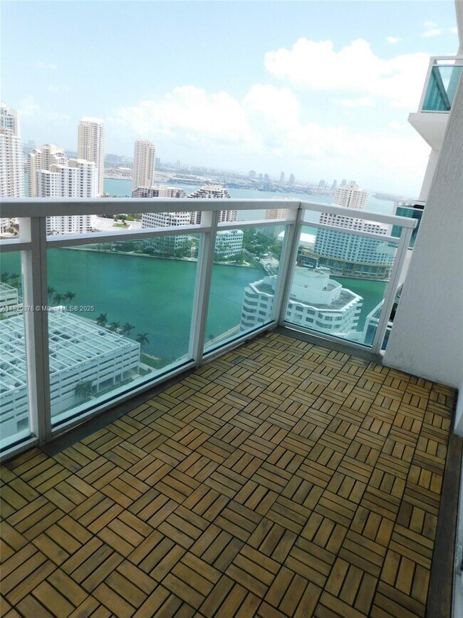 Building Photo - 950 Brickell Bay Dr