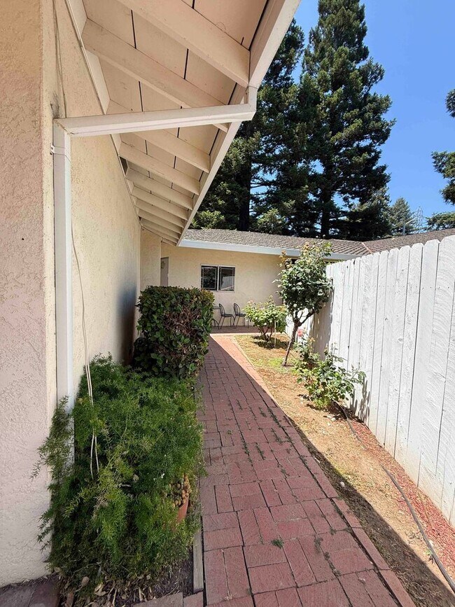 Building Photo - University Ave 3 Bedroom