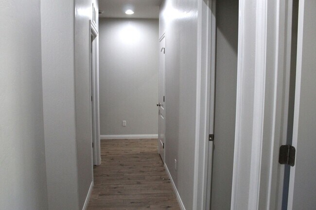 Building Photo - Northwest Bakersfield Home in the Village Green Community For Rent