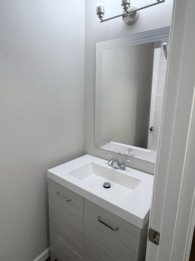 Building Photo - Beautiful Home in Fabulous Loacation! SS Appliances, NEW Carpet, Patio, W/D, Includes W/S/G!