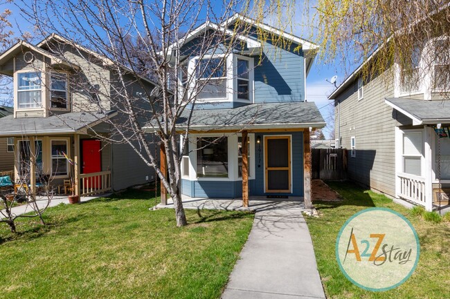 Building Photo - Cozy North End 33rd Street Bungalow!