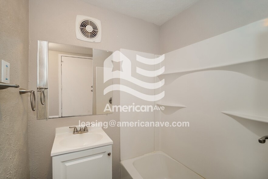 Building Photo - 1732 Pool St