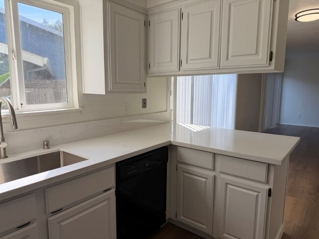 Building Photo - Updated Knollwood Condo with Community Pool