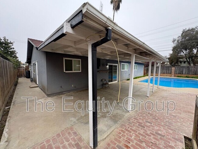 Building Photo - 1937 Chinowth St