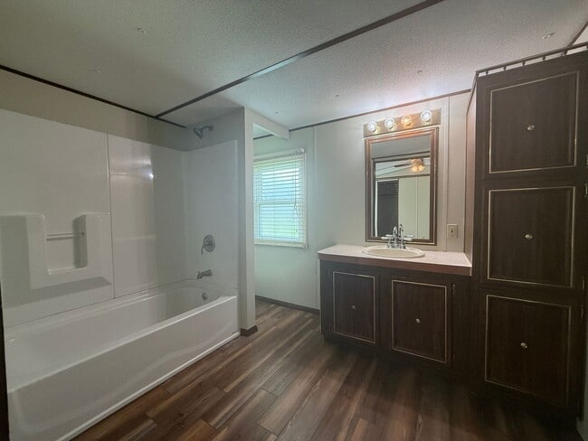 Building Photo - 2 Bedroom 2 Bath Mobile Home in Greeneville, TN