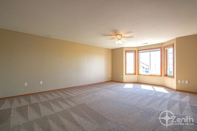 Building Photo - 3907 SE Sunrise Dr