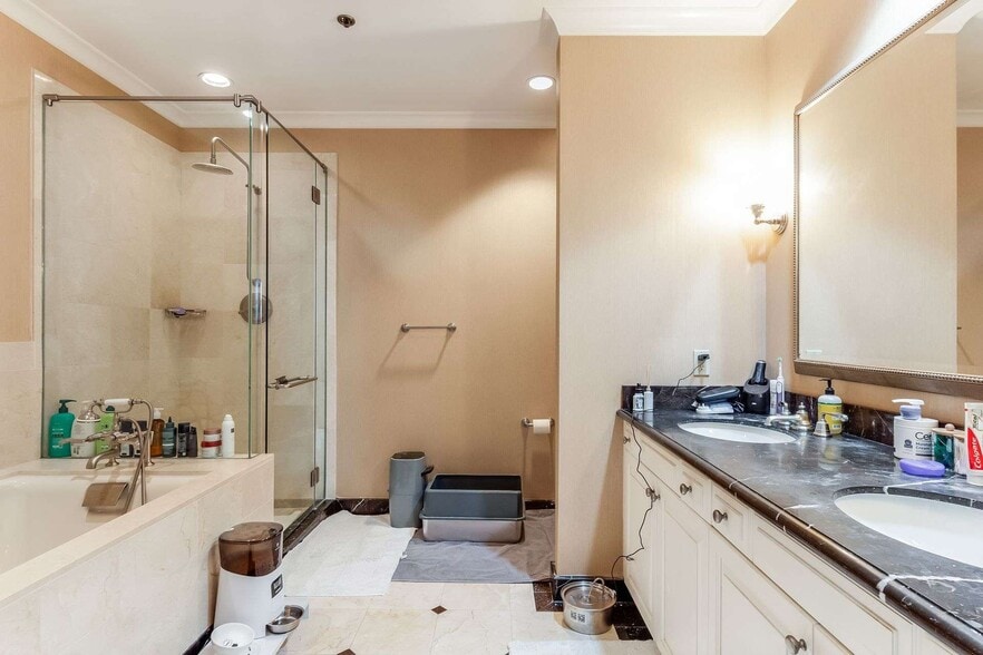 Master bathroom - 690 Market St