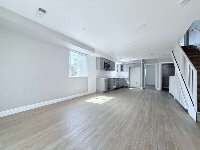 Building Photo - 1731 E 68th St