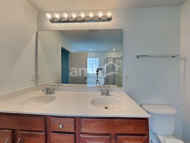 Building Photo - 2004 Centerview Dr