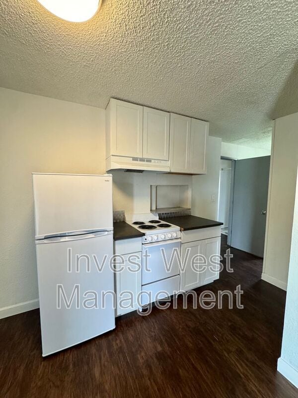 Building Photo - 1960-1933 33rd Ave