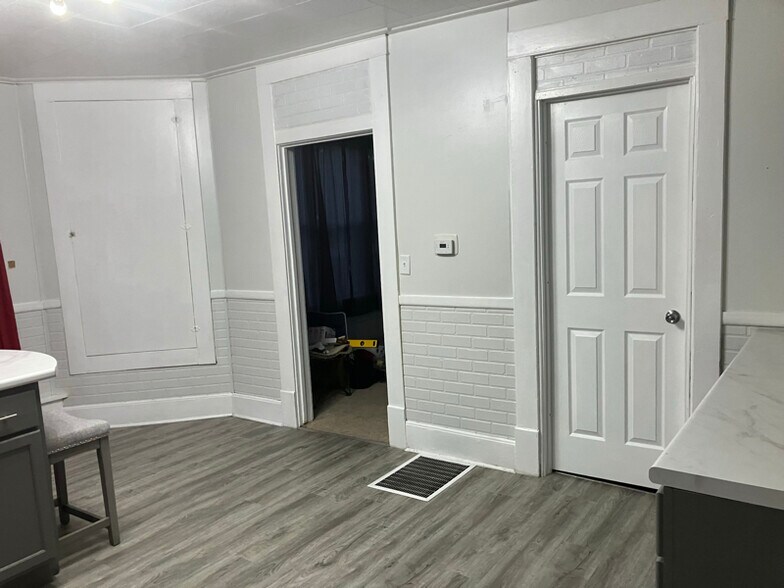 Building Photo - 3 N Oak St