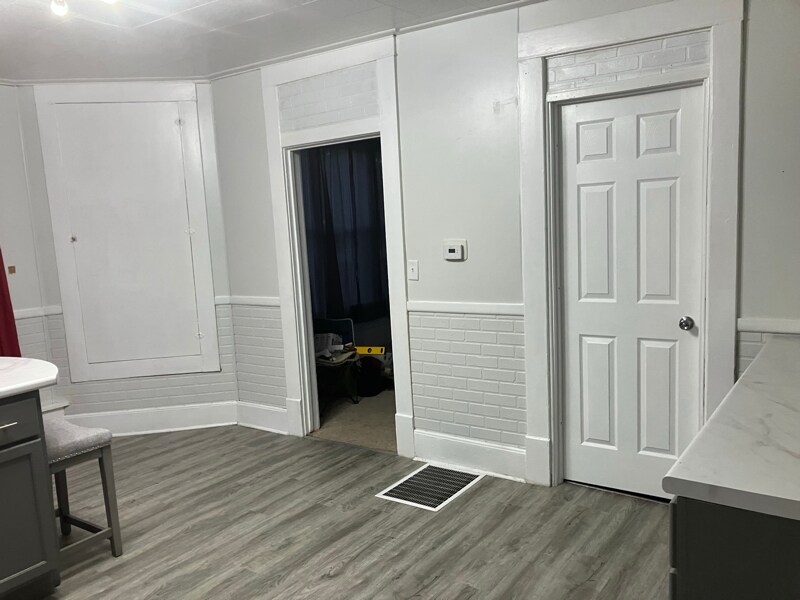 Building Photo - 3 N Oak St