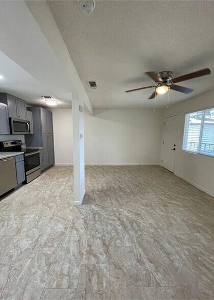 Building Photo - 205 N Mariposa St