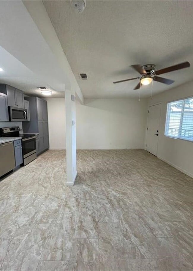 Building Photo - 205 N Mariposa St