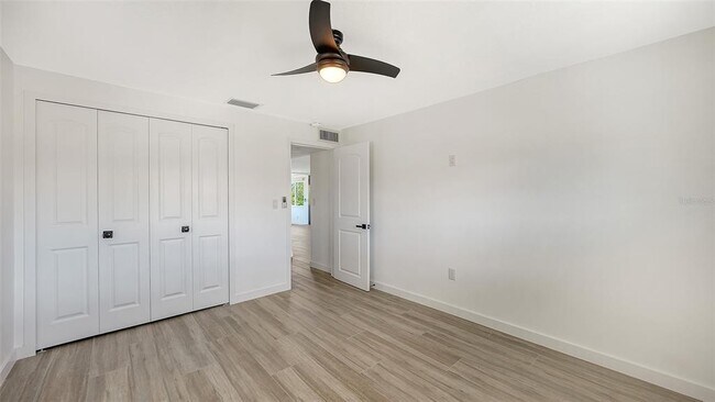 Building Photo - 909 Spanish Dr N