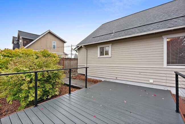 Building Photo - Charming Corner-Lot Tacoma Home with Huge ...