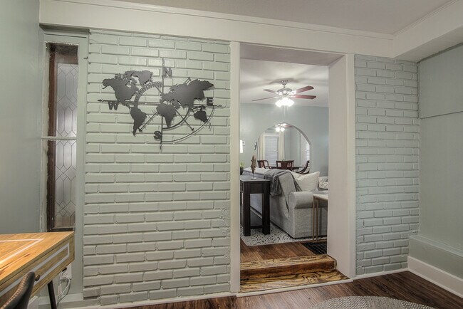 Building Photo - 1145 W 41st Terrace