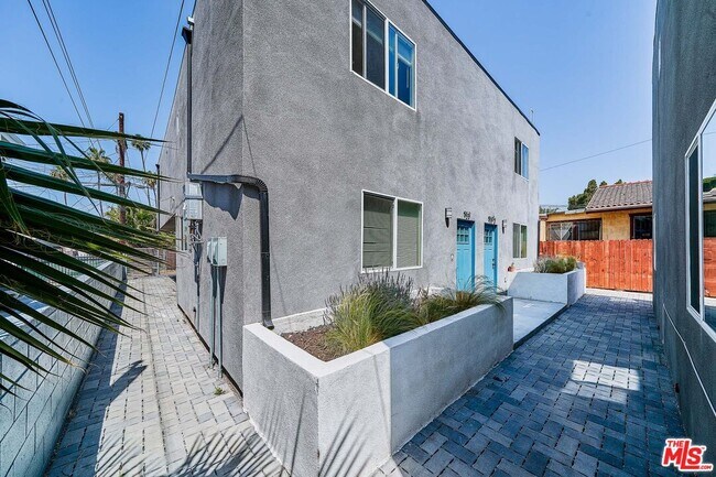 Building Photo - 965 S Lorena St