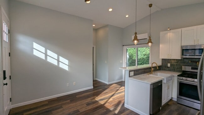 Building Photo - Private 1 Bed 1 Bath Back House with Yard ...