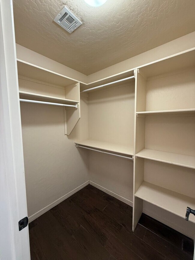 Building Photo - 2043 Villa Napoli Loop E