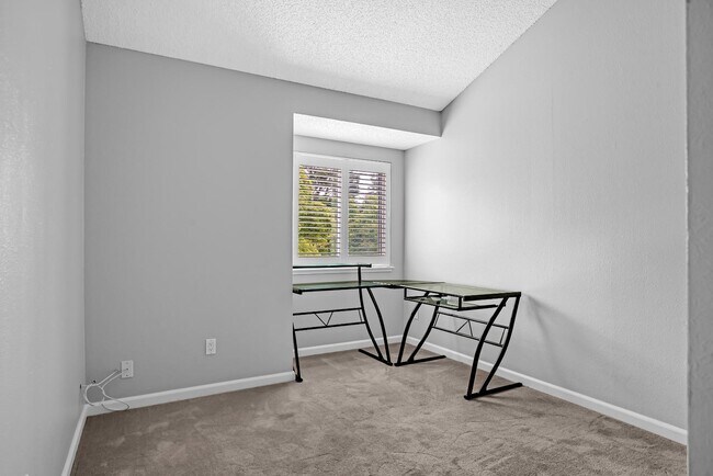 Building Photo - 165 Oddstad Dr