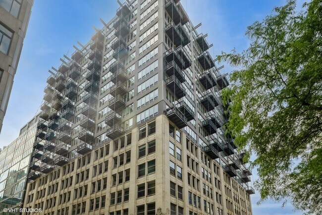 Primary Photo - 565 W Quincy St
