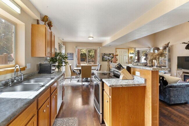 Building Photo - 3 Bed 2 Bath Fully Furnished in Woodland Park