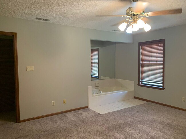 Building Photo - !!$500 off First months Rent!! Private 1-Acre Retreat with Pool, Screened Porch & Spacious Interior