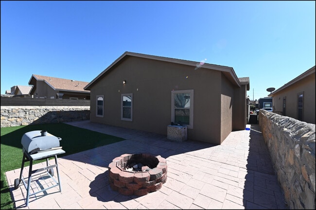 Building Photo - 14365 Valley Light Ct