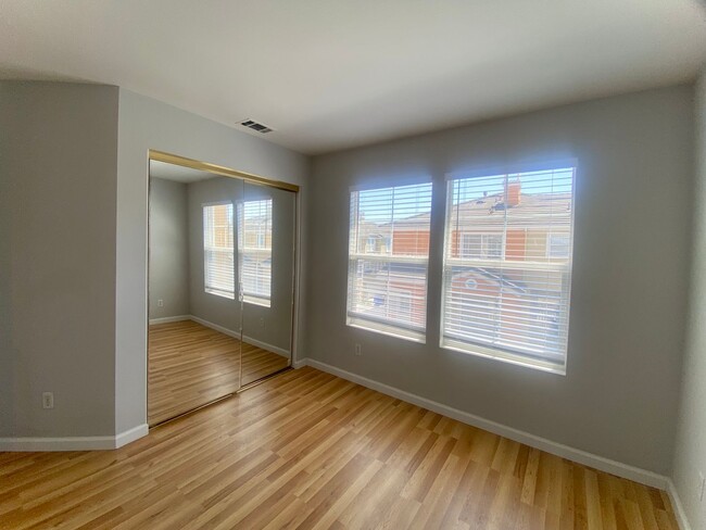 Building Photo - 2-Bedroom + Loft Condo for rent! Downtown ...
