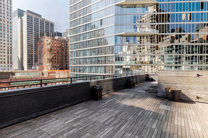 Building Photo - 230 E 44th St
