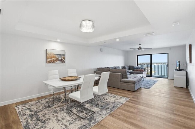 Building Photo - 7300 Sun Island Dr S