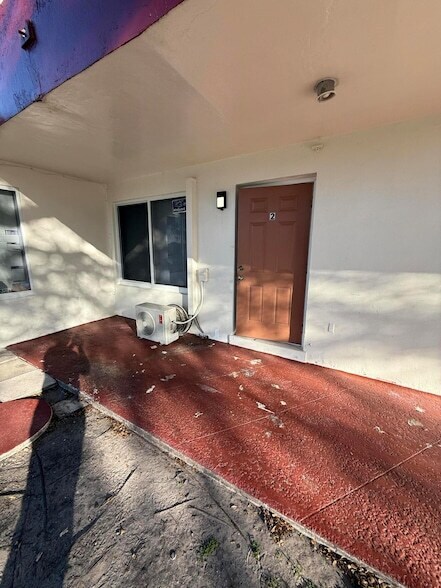 Building Photo - 1231 W River Dr