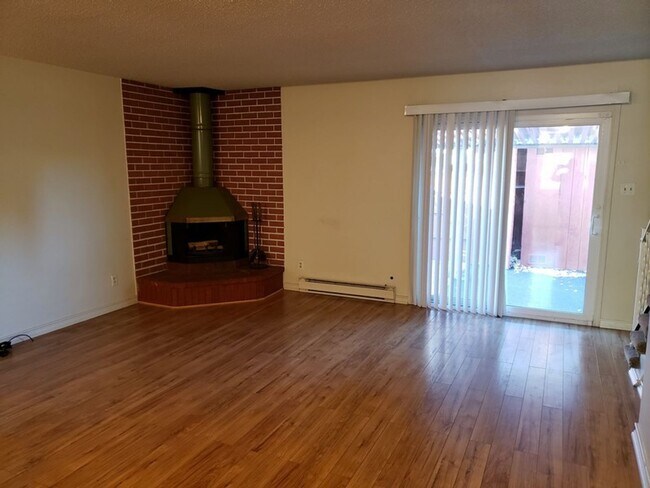 Building Photo - 2 Bedroom 1.5 Bath Townhome with Washer...