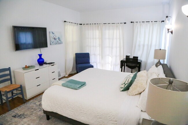 Building Photo - 601 S Sweetzer Ave