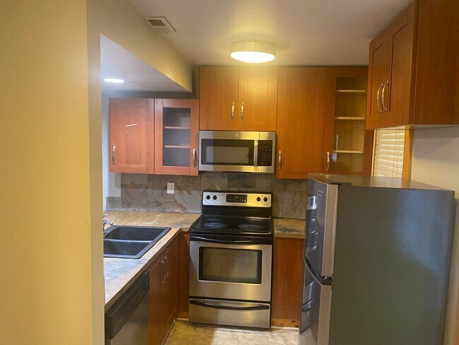 Building Photo - Lovely 2 Bed 1.5 Bath Townhome!