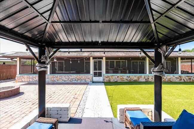 Building Photo - 1326 SW Bartell Ave