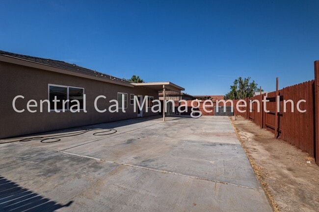 Building Photo - 4 Bedroom, 3 Bath Home in the Desired Southwest - $2595 per month!