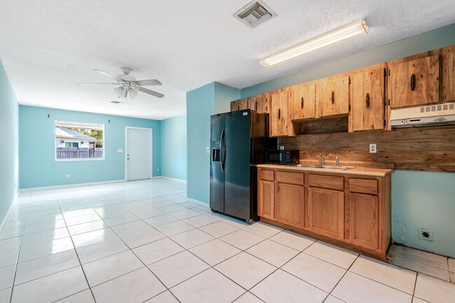 Building Photo - 2658 SE Amherst St