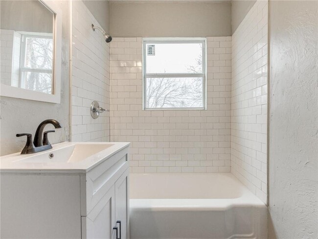 Building Photo - 1716 SW 18th St