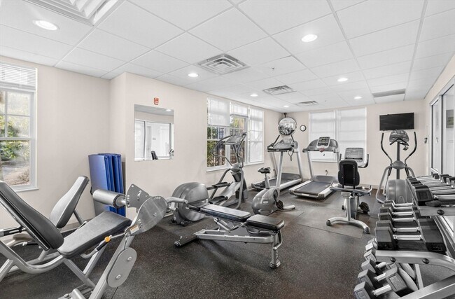 Building Photo - 614 Pond St