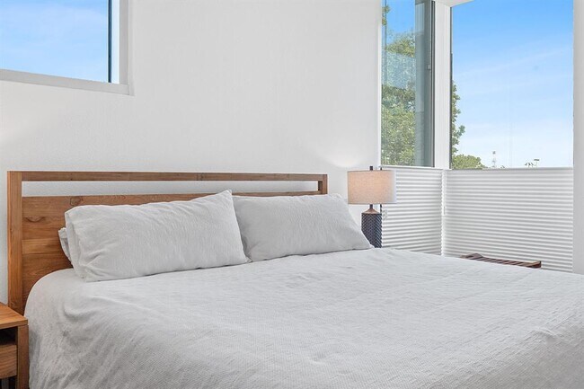 Building Photo - 1600 Barton Springs Rd