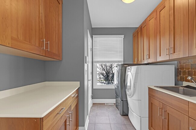 Building Photo - 7242 Greywall Ct