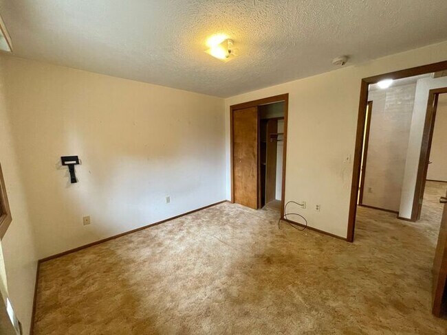 Building Photo - Large 3 Bedroom, 2 Bathroom Home in North Loveland